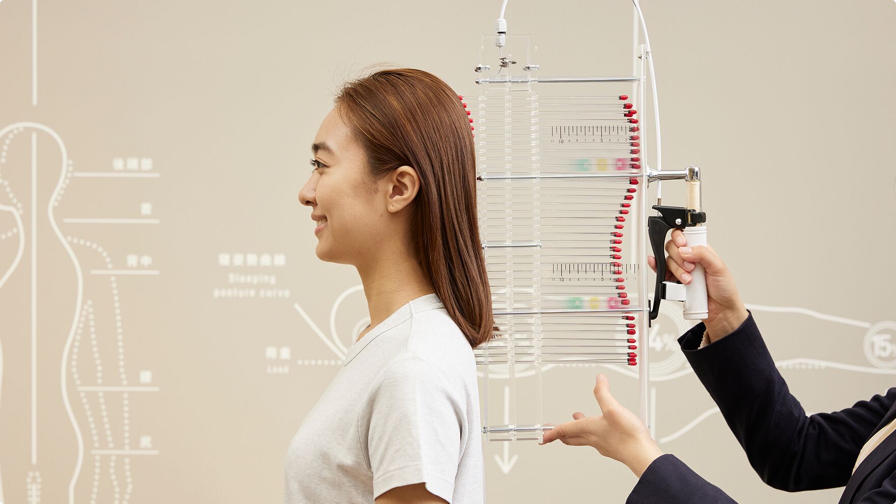 Measuring a customer’s neck curve with a measuring device