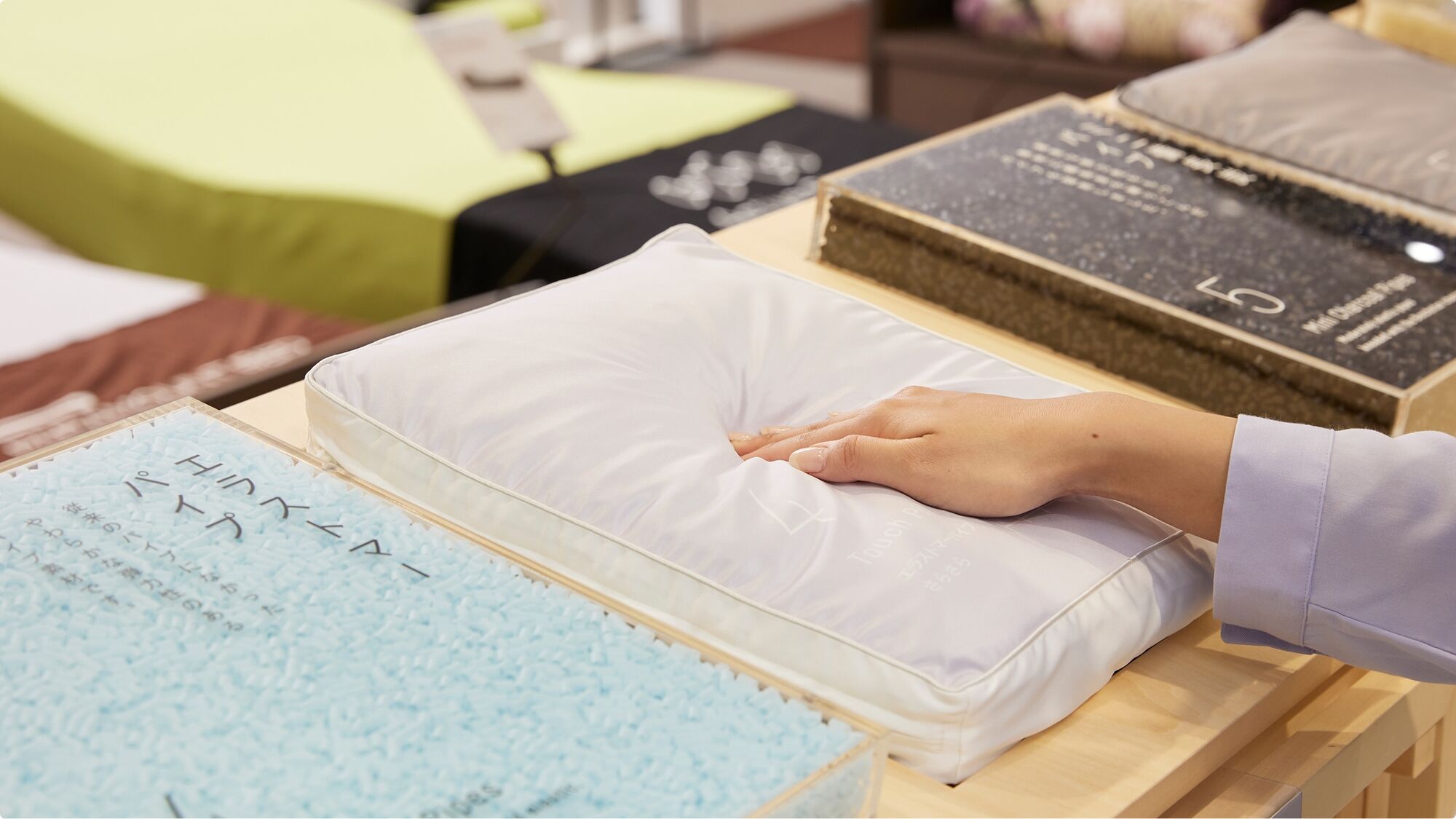 Checking the feel of order-made pillow materials by hand